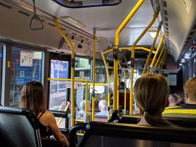 Image d'illustration : personnes assises dans un bus