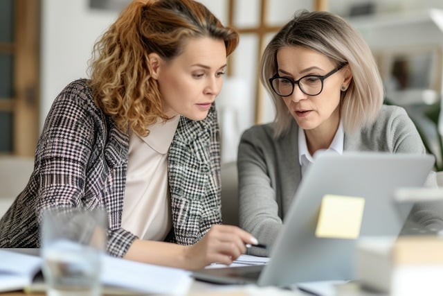 Image d'illustration : deux femmes au travail devant un ordinateur