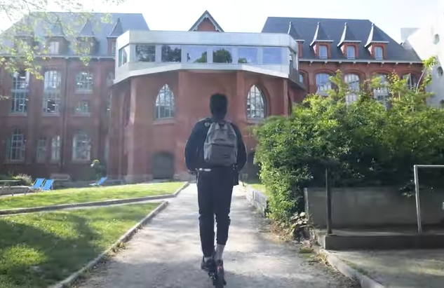 Etudiant de Junia à trotinette