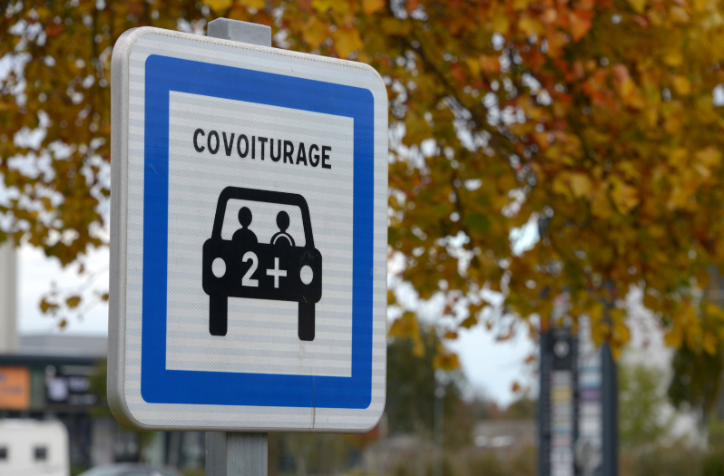 Panneau de parking avec la mention covoiturage