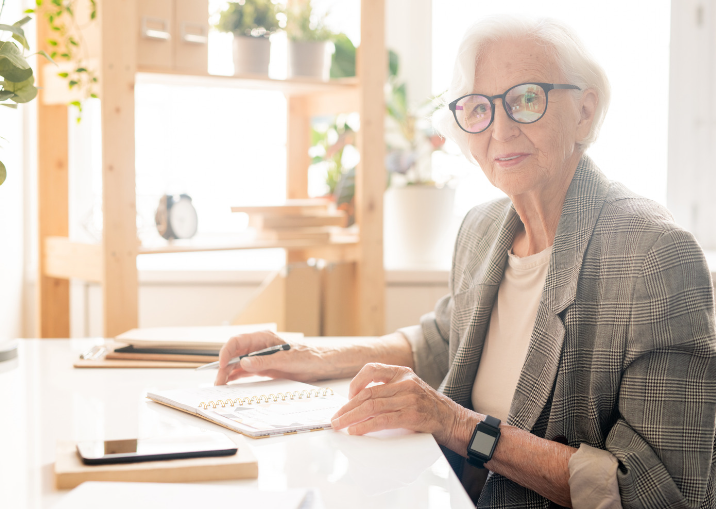Image d'illustration : femme âgée au travail
