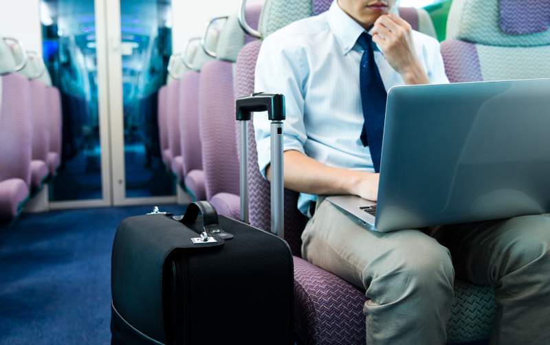 Image d'illustration : homme travaillant dans un train