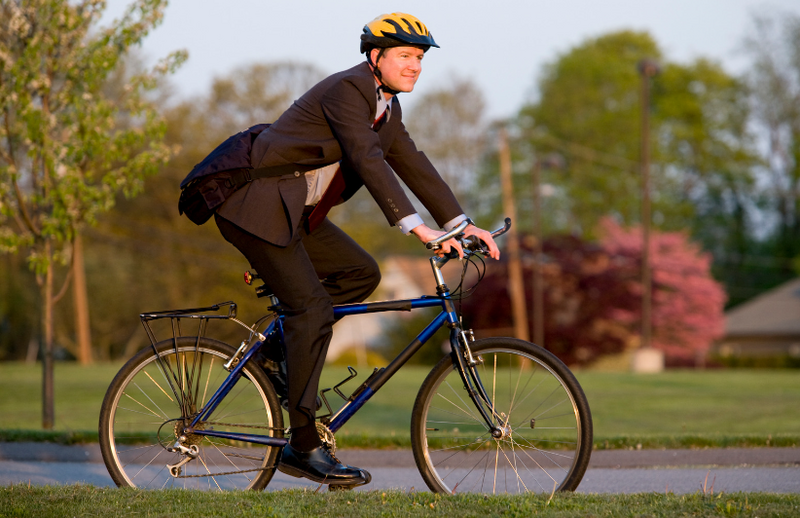 Image d'illustration : homme à vélo